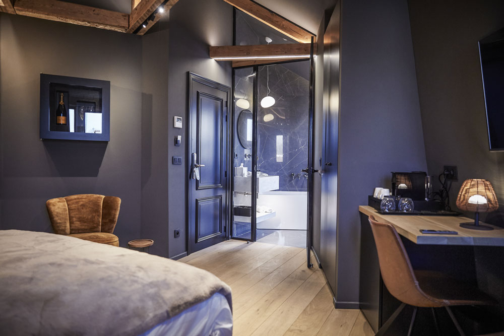 Chambre Eros avec lit double et baignoire classique à l’hôtel ONIRO Tournai