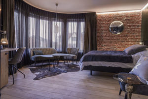 Chambre Hermes avec lit confortable et douche italienne à l’hôtel ONIRO à Tournai