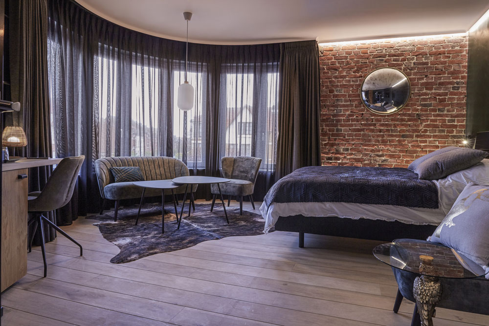 Chambre Hermes avec lit confortable et douche italienne à l’hôtel ONIRO à Tournai