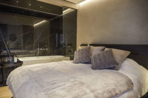Chambre Morpheas avec lit double et baignoire spa privative à l’hôtel ONIRO Tournai