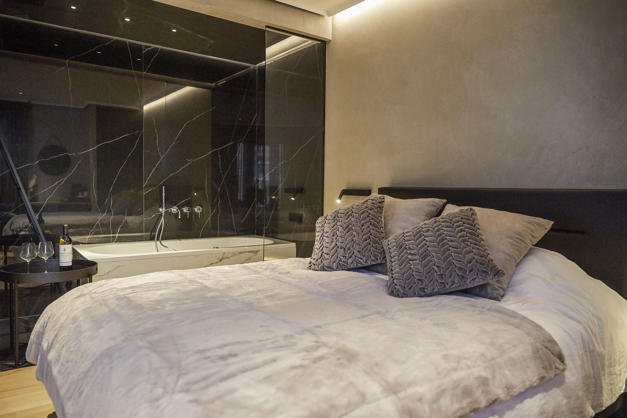 Chambre Morpheas avec lit double et baignoire spa privative à l’hôtel ONIRO Tournai